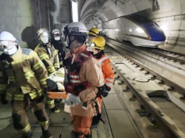 「北陸新幹線で乗客の救護訓練　震度7想定、延伸開業控え」の画像