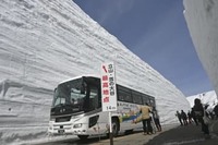 「「アルペンルート」全線開通　北アルプス・立山に雪壁」の画像