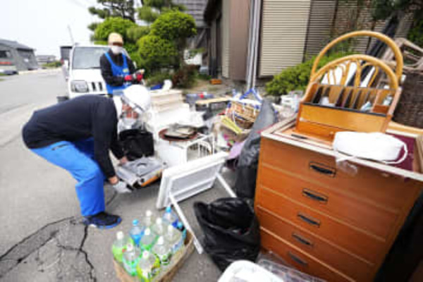 「ボランティアが片付けに奮闘　連休初日、石川・輪島」の画像