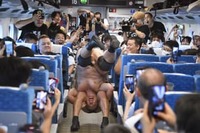 「東海道新幹線でプロレス、すし　貸し切りイベントに反響」の画像