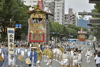 「豪華装飾の山鉾11基巡行　京都・祇園祭の後祭」の画像