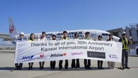 「関空が開港30年、感謝の横断幕　「Thanks」職員ら見送り」の画像