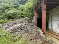 「黒部鉄道、トンネルに土砂流入　乗客60人、一時取り残される」の画像