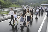 「「大成橋」が開通　地元住民ら渡り初め　大洲・大川地区　西日本豪雨で流失し再建」の画像