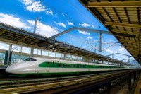 「白と緑！懐かし「200系カラー」の東北・上越新幹線が復活　開業40周年でE2系が大変身…乗車し...」の画像