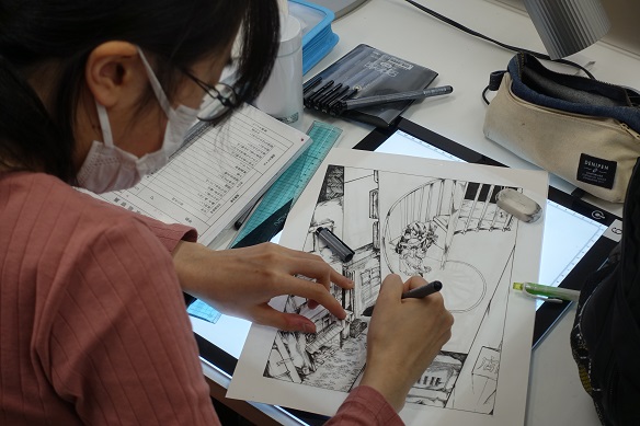 Student drawing manga in Japan - Japan Study Abroad Network