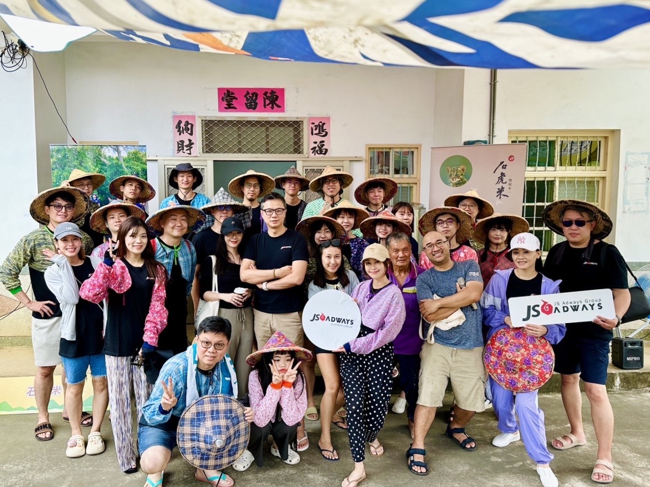 傑思‧愛德威集團響應石虎米流域收復計劃第二年，集團創辦人暨執行長楊佳燊率領同仁與日本愛德威董事一同參與，在炎熱高溫下赤腳下水田插秧，以行動守護台灣生態。