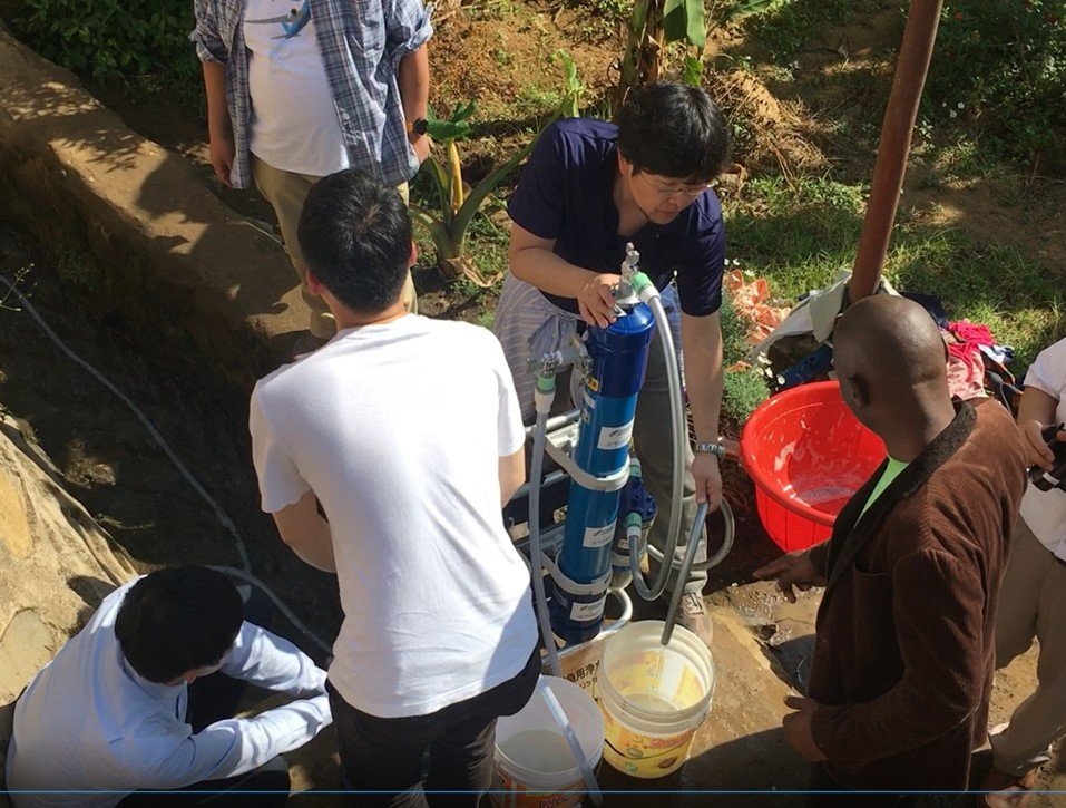 Professor Katsuya Teshima was conducting water quality survey and monitoring in Tanzania&nbsp; &nbsp; &nbsp; Source: Shinshu University