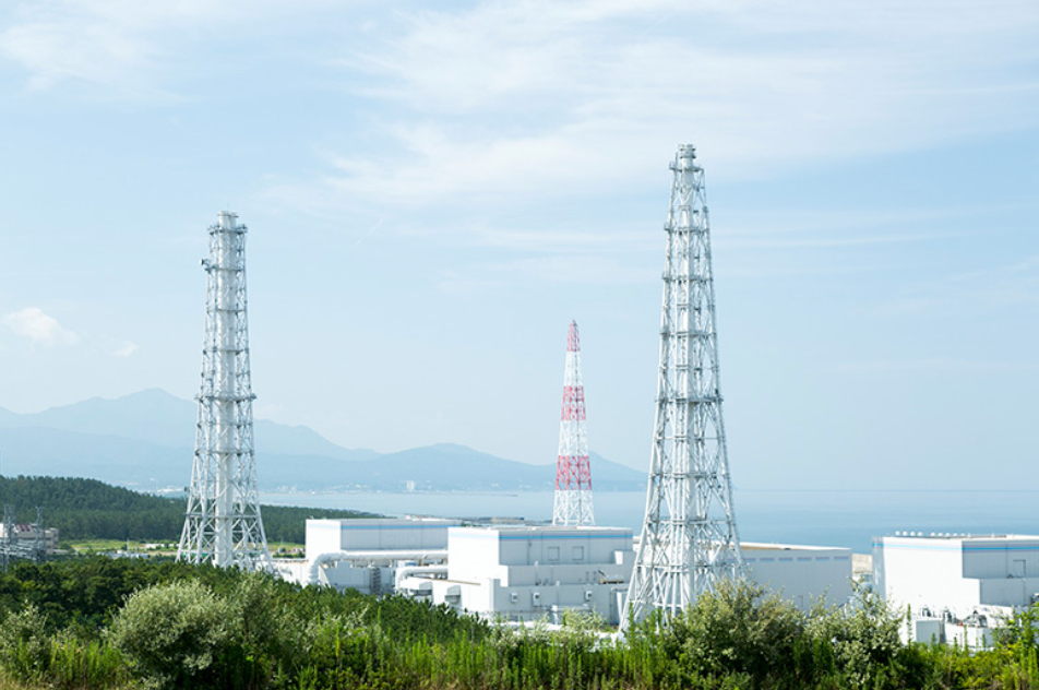 新潟県にある日本最大の原発、東京電力の柏崎刈羽原発は、テロ対策の不備など様々な問題で再稼働の是非をめぐる厳しい議論にさらされている　　　東京電力ホームページより