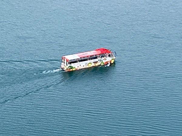 The 11.83-meter-long, 11-ton amphibious bus used for the test.&nbsp; &nbsp; &nbsp; Source: The Nippon Foundation