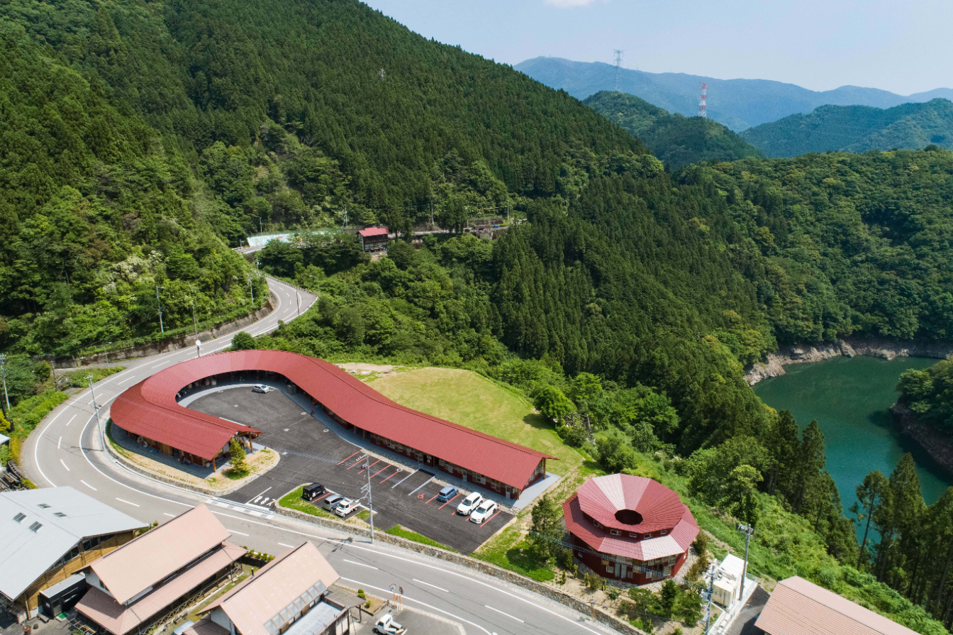 The question-mark shape of the zero waste facility and hotel invites people to rethink their consumption habits.&nbsp; &nbsp; &nbsp;Source: Kamikatsu Town