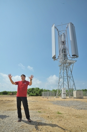 2018年、沖縄・石垣島に風力発電機を設置した際の落成式の写真。マグナス式風力発電機と同社代表の清水敦史さん。 &nbsp; &nbsp; チャレナジー 提供