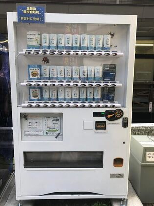 ACHIBASEに設置された昆虫食の自販機。チョコレートコーティングしたバッタや、タガメのエキスが入ったサイダー、タランチュラ、コオロギ、ゲンゴロウなどが販売され、500円から2600円で販売されている。 &nbsp; &nbsp; 長野県下伊那郡の阿智昼神観光局 提供