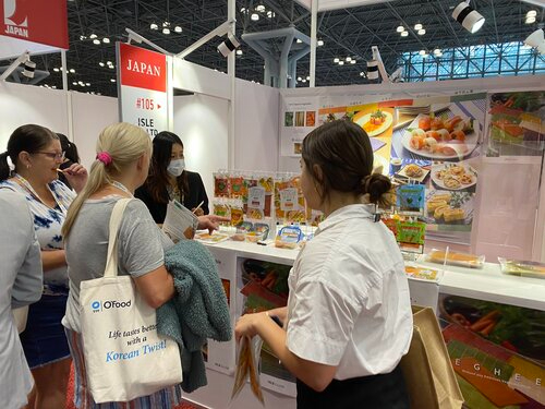 今年6月12日から14日の3日間、ニューヨークで開かれた食品展示会「Summer Fancy Food Show 2022」でベジートのコーナーを見る参加者たち。 &nbsp; &nbsp; アイル 提供