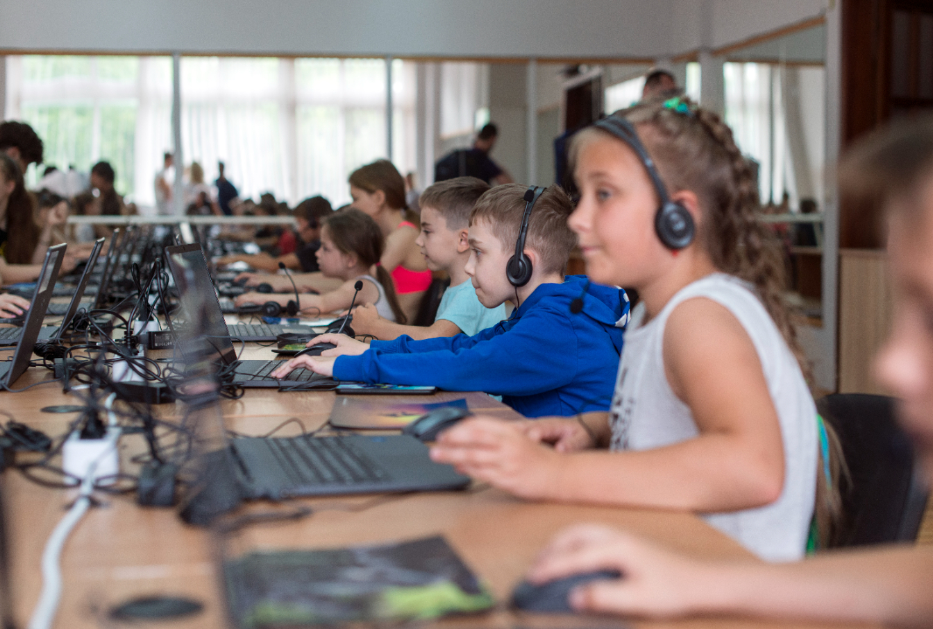 Ukrainian children studying in the "smart" classroom at The Technical University of Moldova.&nbsp; &nbsp; &nbsp; Source: PWJ