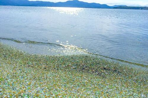 The beach is scattered with colorful glass particles.&nbsp; &nbsp; &nbsp; &nbsp; &nbsp; https://sdgs.yahoo.co.jp