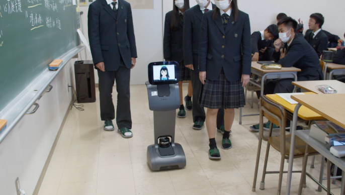 An absentee student can direct the robot to accompany classmates around the school. &nbsp; &nbsp; &nbsp;Source: New Media Development Association