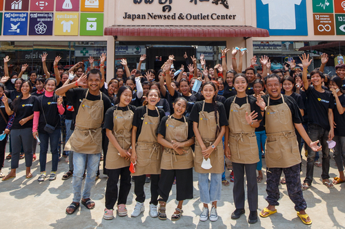 カンボジア直営店で働く人々。自分たちが商品を売ることで、誰かの役に立てることが働くモチベーションになっている。&nbsp; &nbsp; &nbsp;日本リユースシステム 提供