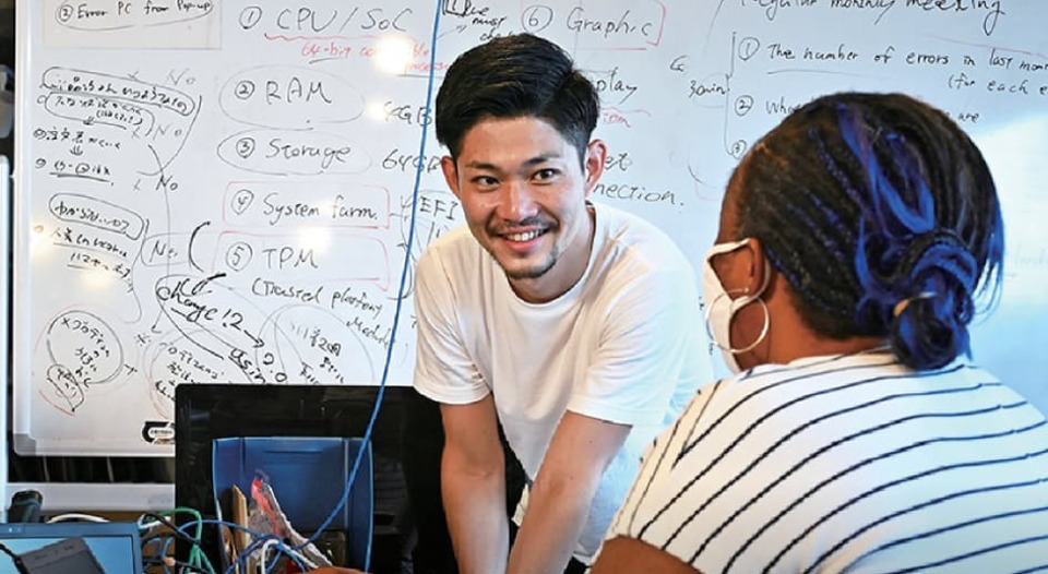 CEO Akihiro Aoyama talking to a staff member who is a refugee in Japan.&nbsp; &nbsp; &nbsp;Source: People Port