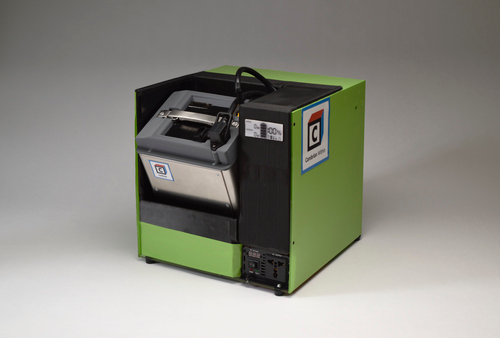 ATM機に外側のケースを挿入し、ATM用バッテリーとして使用。&nbsp; &nbsp; &nbsp;PJP Eye 提供