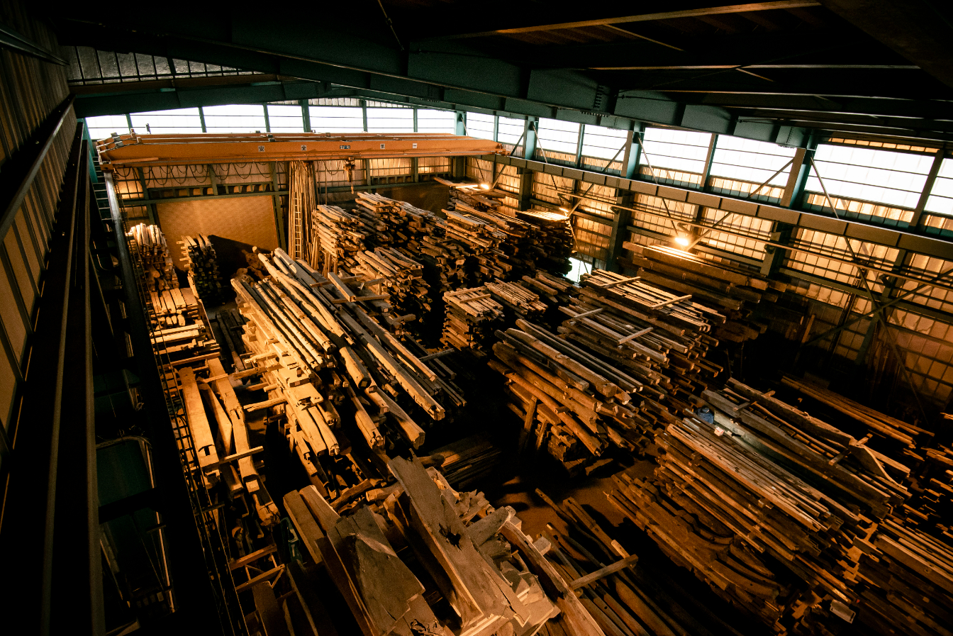 倉庫には常時約5000本の古木が保管されている。&nbsp; &nbsp; &nbsp;山翠舎 提供