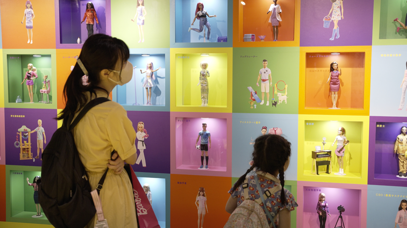 A girl and her mother looking at the Barbie wall at the exhibition.&nbsp; &nbsp; &nbsp;Source: J-STORIES