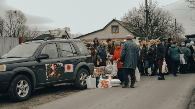 Parkhomenko and others distributing relief supplies in Ukraine.&nbsp; &nbsp; &nbsp;Source: Bogdan Parkhomenko