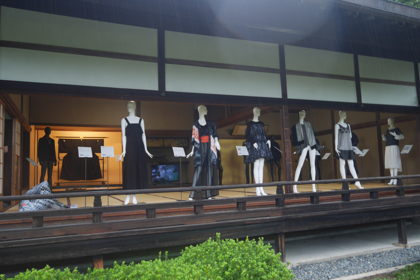 The “In Praise of Black” exhibition in Kyoto.&nbsp; &nbsp; &nbsp; Source: Kyoto Montsuki