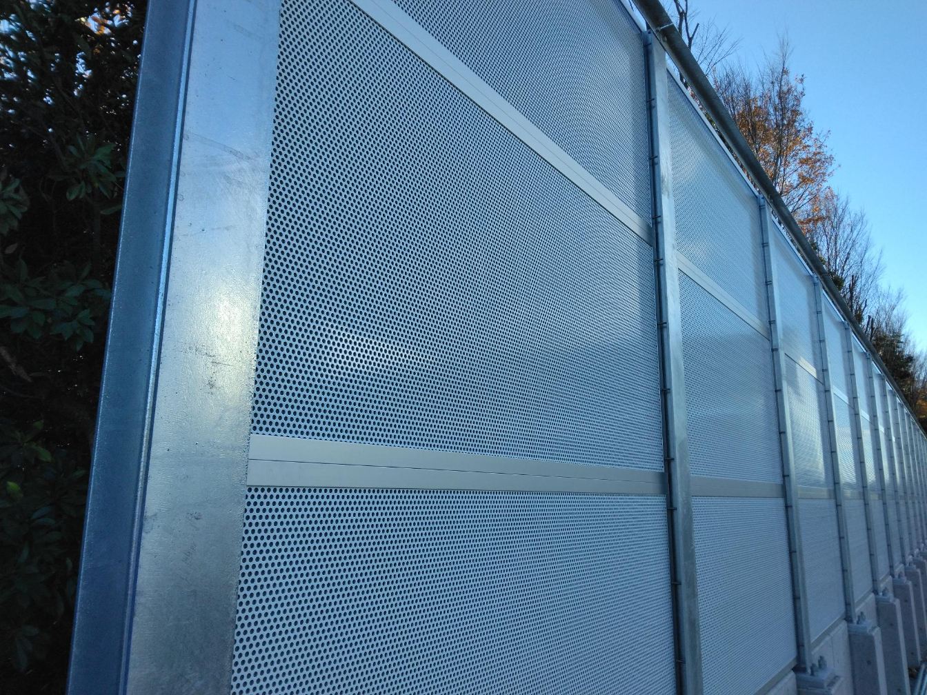 <i>Soundproofing walls constructed out of tea leaf plastic sound absorption panels.&nbsp; &nbsp; &nbsp;Source: Ito En&nbsp;</i>