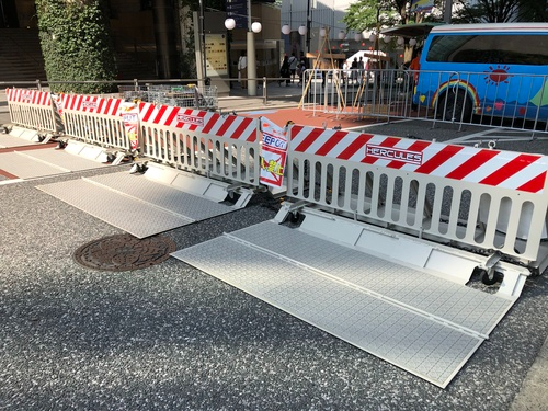 <i>A Hercules barrier installed on a road. The slatted metal sheet is designed to bend and absorb the force of a speeding vehicle.&nbsp; &nbsp; &nbsp;Source: Try-U</i>