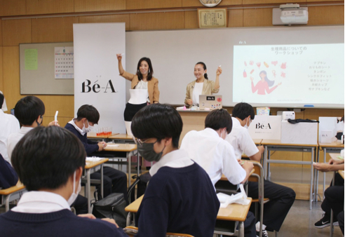去年6月に湘南学園（神奈川県藤沢市）にて開催された生理セミナーにてタンポンを手にお話しする髙橋さん。&nbsp; &nbsp; &nbsp;Bé-A Japan 提供