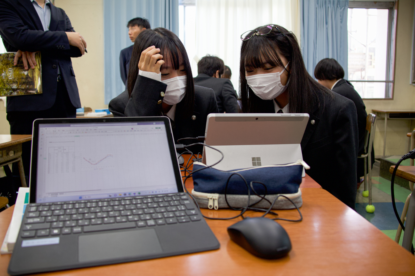 Engei High School students use data from sensors and the meteorological agency to find the best yield date for spinach.&nbsp; &nbsp; &nbsp;Photo by Emi Takahata