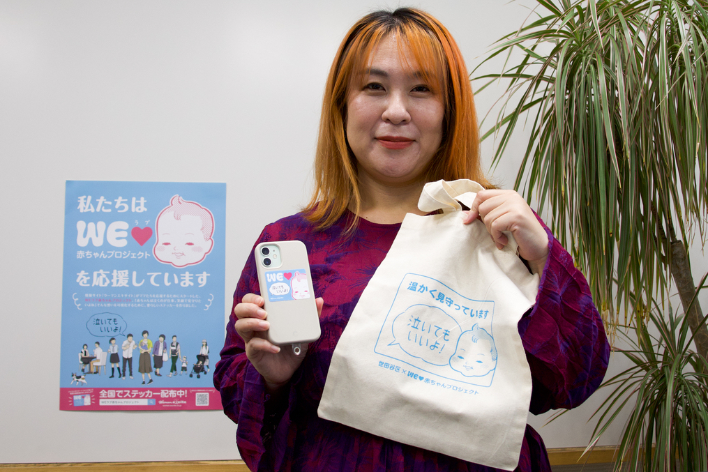 Akiko Shihara with the “It’s okay to cry” sticker and bag. &nbsp; &nbsp; By Emi Takahata