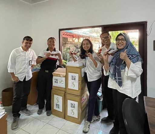 The staff of the John Fawcett Foundation Udayana University with the sunglasses and glass frames that had been donated. &nbsp; &nbsp; Source: OUI Inc.