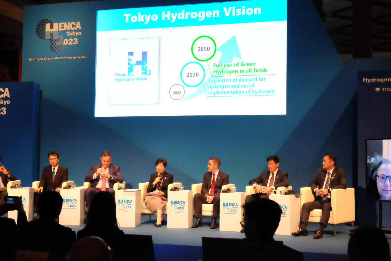 Tokyo Governor Yuriko Koike discusses the "Tokyo Hydrogen Vision" at a panel discussion.&nbsp; &nbsp; &nbsp;By Desiderio Luna