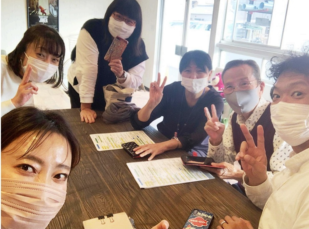 D-cafeでの様子 &nbsp; &nbsp; Suvendrini Kakuchi 撮影