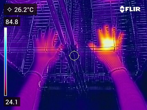 「SOLAMENT」を使った手袋と使用していない手袋に光を当てると、表面温度からも温かさの違いが分かる。&nbsp; &nbsp; &nbsp;住友金属鉱山 提供