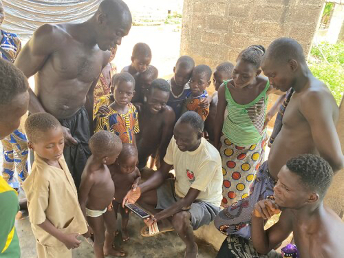 People using the communication system&nbsp;distributed by Dots for in Senegal. This meshwork device sends signals across 130-140 cm in length, so if it's a small village, one would be enough.&nbsp; &nbsp; &nbsp;Source: Dots for