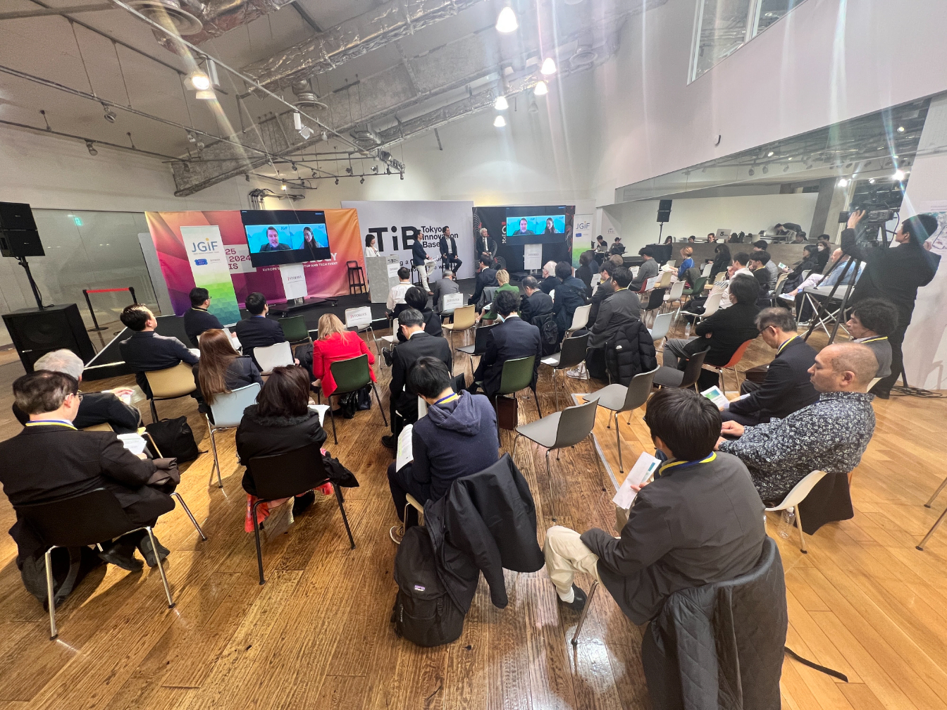 有楽町のTokyo Innovation Forum にはメディア、VC、ビジネス関係者が集まり、第１回 Japan Global Innovators' Forum に参加した日本のスタートアップと海外コメンテーターとの間のディスカッションを見守った。