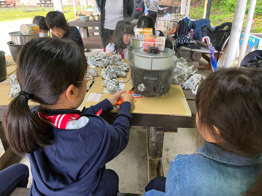 Young children have hands-on experience with the “Magic Stove-cooked Rice” at a disaster-preparation event. By learning while having fun, they gain useful abilities to “live”, even in case of emergencies.