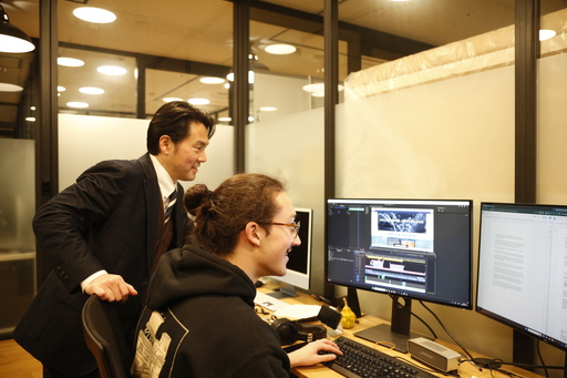 J-STORIES Executive Editor Toshi Maeda talking with staff in his office.&nbsp; &nbsp; &nbsp; Photo: Emi Takahata