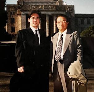 Toshi Maeda with his father Toshichika when he was a reporter for The Japan Times covering the Diet.&nbsp;