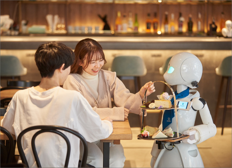 難病や寝たきりの外出困難者が遠隔操作「ロボットと対話できるカフェ」が人気