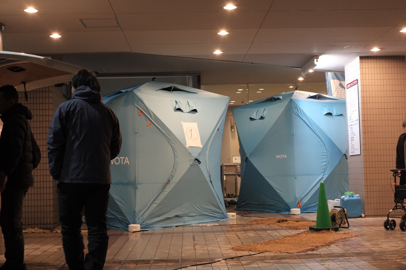 A private shower kit and WOTA BOX placed outside the evacuation site&nbsp; &nbsp; &nbsp; Source: WOTA