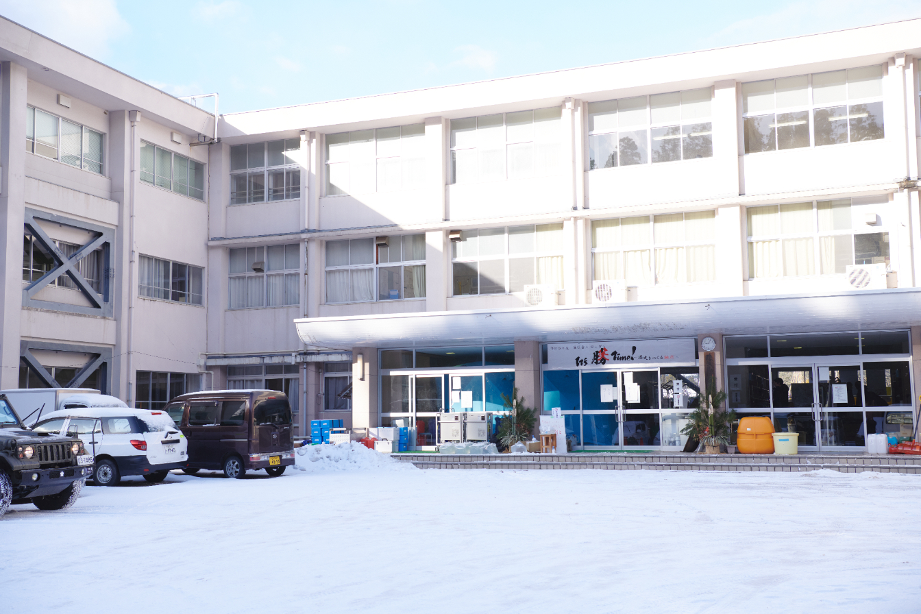 WOTA BOX and an outdoor shower kit were installed on the first floor of Midorigaoka Junior High School in Suzu City, which was used as an evacuation center&nbsp; &nbsp; &nbsp; Source: WOTA