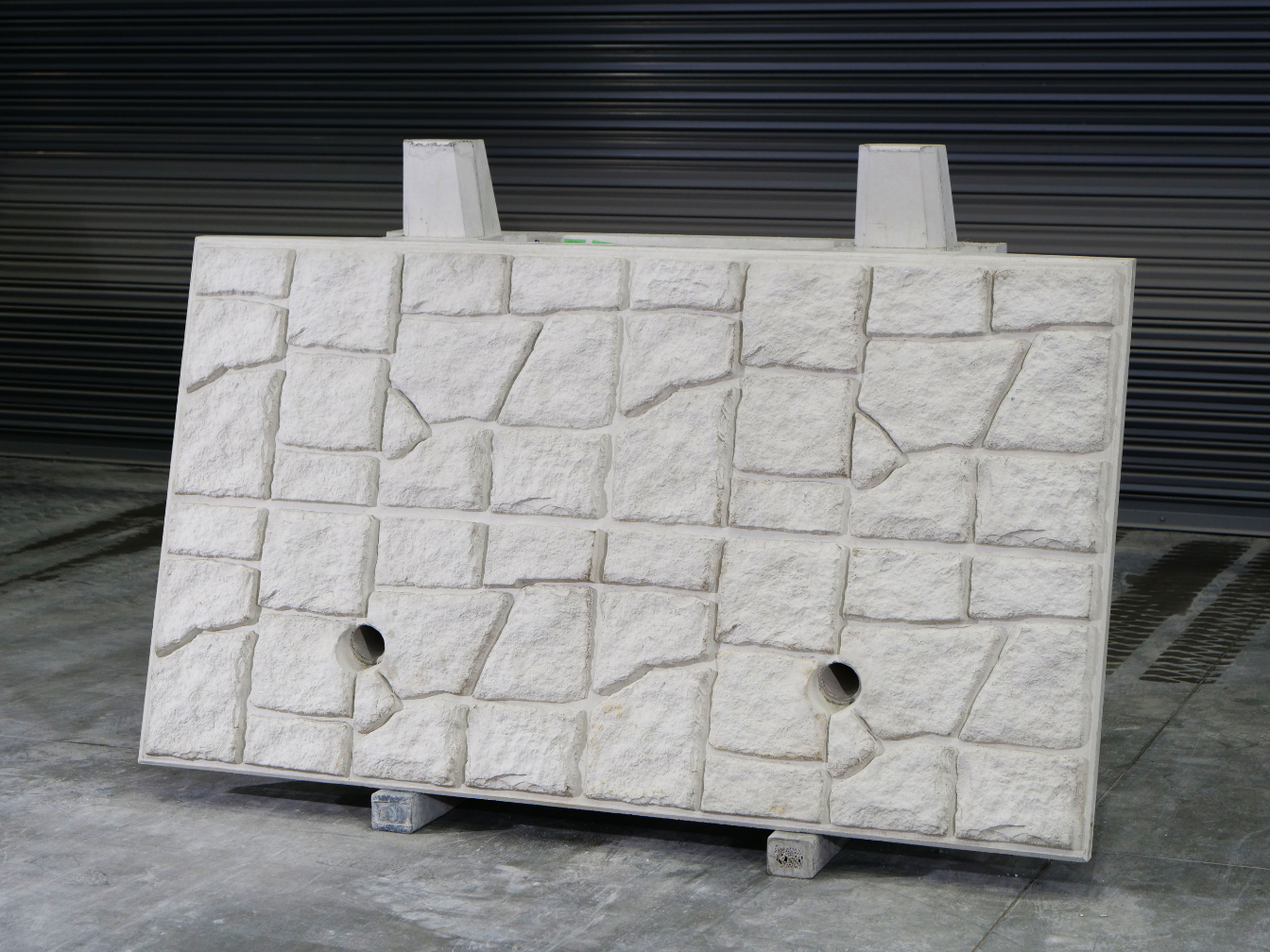 A large retaining wall slab made from CO2-Suicom. &nbsp; &nbsp; &nbsp;Source: Kajima Corp.