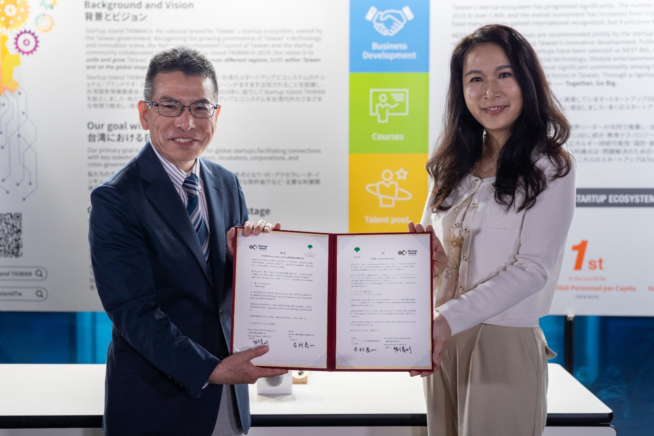 Keiichi Yoshimura (left) from the Tokyo Metropolitan Government's Startup &amp; Global Financial City Strategy Office and Amanda Liu (right), managing partner of Startup Island Taiwan, signed a memorandum to strengthen cooperation in the fields of innovation and entrepreneurship earlier this year. &nbsp; &nbsp; Source: Startup Island Taiwan