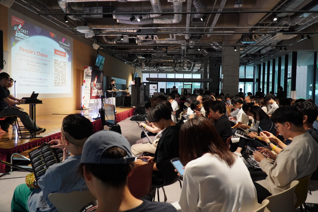 &nbsp;立命館大学大阪いばらきキャンパスで開催された Rocket Pitch Night にて、ピッチしたスタートアップへの投票をQRコードを使って行う参加者たち。写真提供：Venture Cafe Tokyo （以下同様）&nbsp; &nbsp;