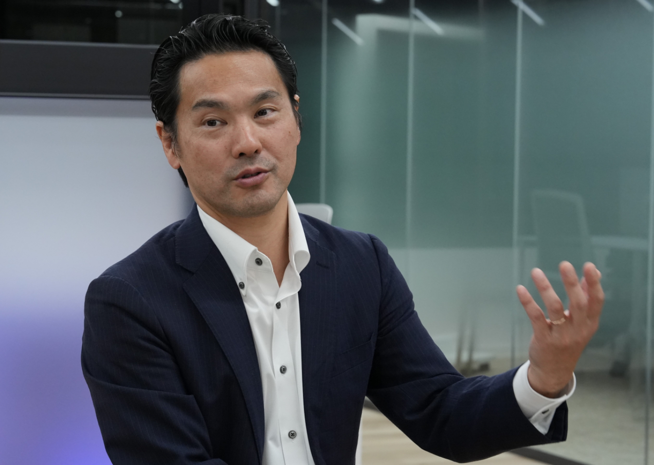 前田利継：編集長　ロイター通信（東京支局）、AP通信（サンフランシスコ支局）、 ジャパンタイムズなどの国際メディアで記者やTVプロデューサー、特派員として活躍。カリフォルニア大学バークレー校ジャーナリズム修士。