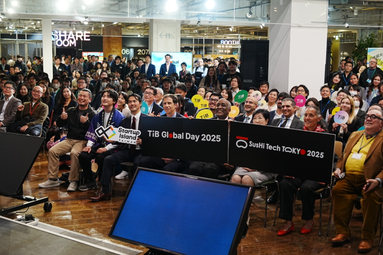 TiB Global Day 2025の集合写真。SusHi Tech Tokyo 2025までの100日間カウントダウンを記念するキックオフイベントにて。 &nbsp; &nbsp;撮影：J-STORIES (Moritz Brinkhoff) 